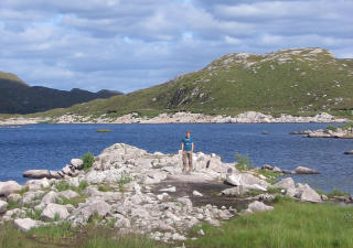 Jedno z mnoha jezer v západním Skotsku