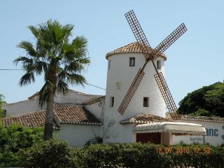 Jávea – větrný mlýn v blízkosti pláže Arenal