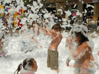Jávea – mýdlová děla pro děti v rámci slavostí Moros y cristianos