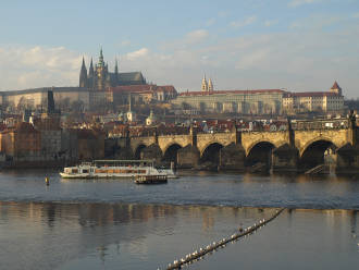Pohled na hrad ze Smetanova nábřeží