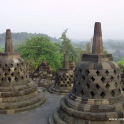 Borobudur – největší buddhistická stavba světa v srdci ostrova Jáva