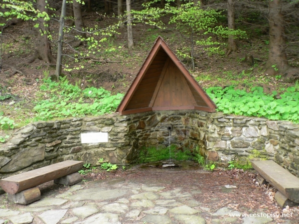 Karlův pramen pod chatou na Čertových kamenech